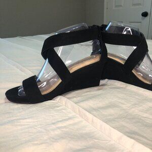 Solanz Women's black faux suede open-toe‎ wedge strappy sandals size 8M